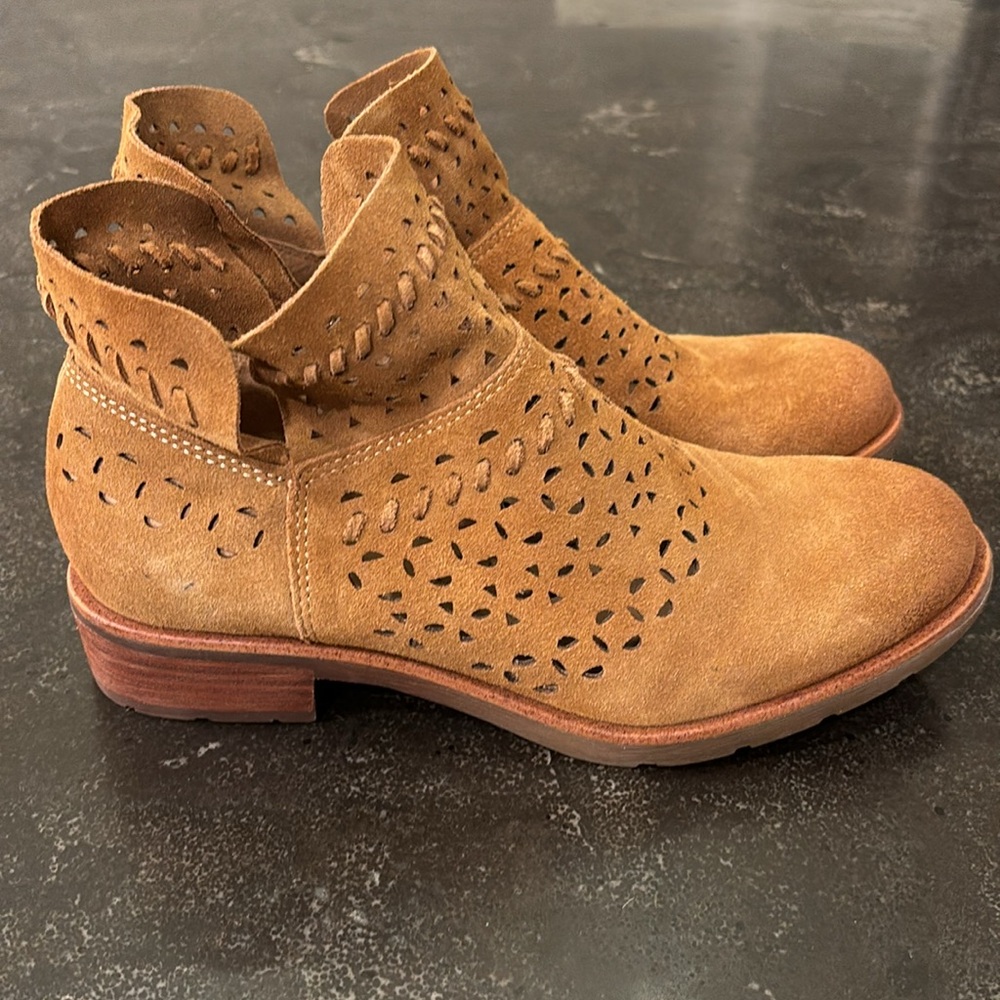 Sofft Bristow Ankle Booties Suede Cutout Detail ‎ size 7 NEW